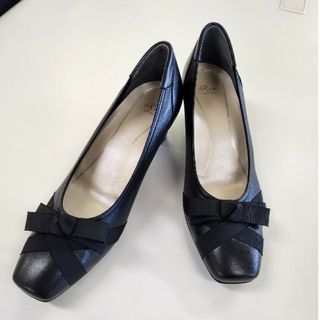 Rizパンプス黒リボン美品24.5お値下げ中　3E