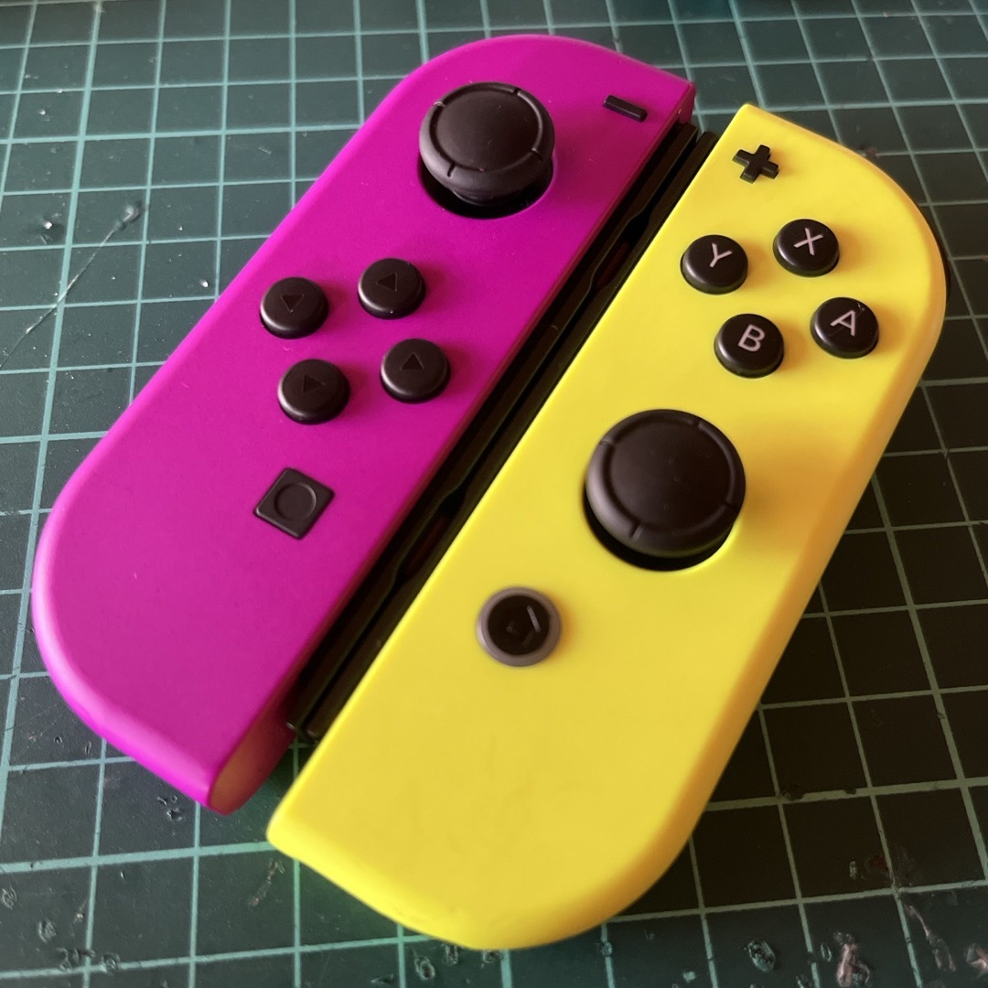 Nintendo Switch(ニンテンドースイッチ)のジョイコン  ★パープル・ネオンイエロー★   作動品　ストラップ付き　美品　 エンタメ/ホビーのゲームソフト/ゲーム機本体(家庭用ゲーム機本体)の商品写真