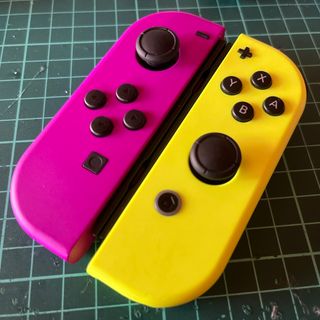 ニンテンドースイッチ(Nintendo Switch)のジョイコン  ★パープル・ネオンイエロー★   作動品　ストラップ付き　美品　(家庭用ゲーム機本体)