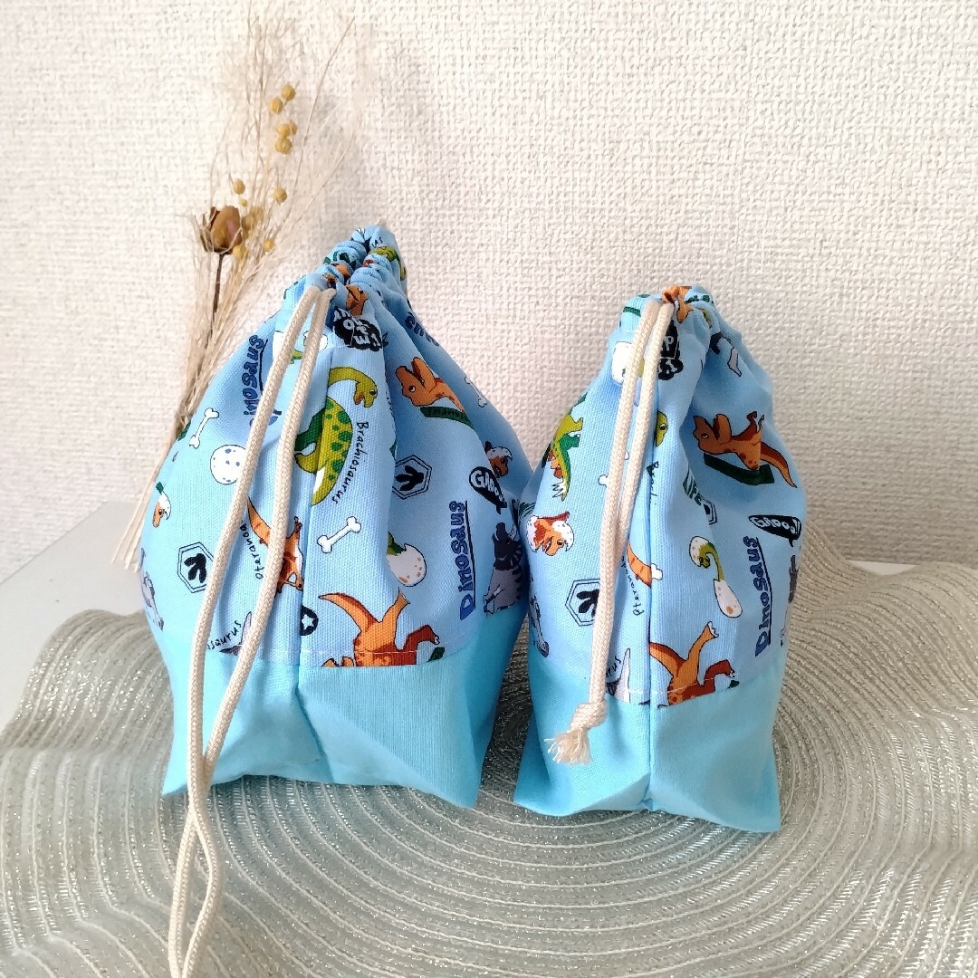 現品限り2つセット お弁当袋 コップ袋 恐竜柄の通販 by もも's shop ... そレイアードレトロ柄巾着袋◇コップ袋◇給食袋◇ポンポンみずたま◇男の子女の子