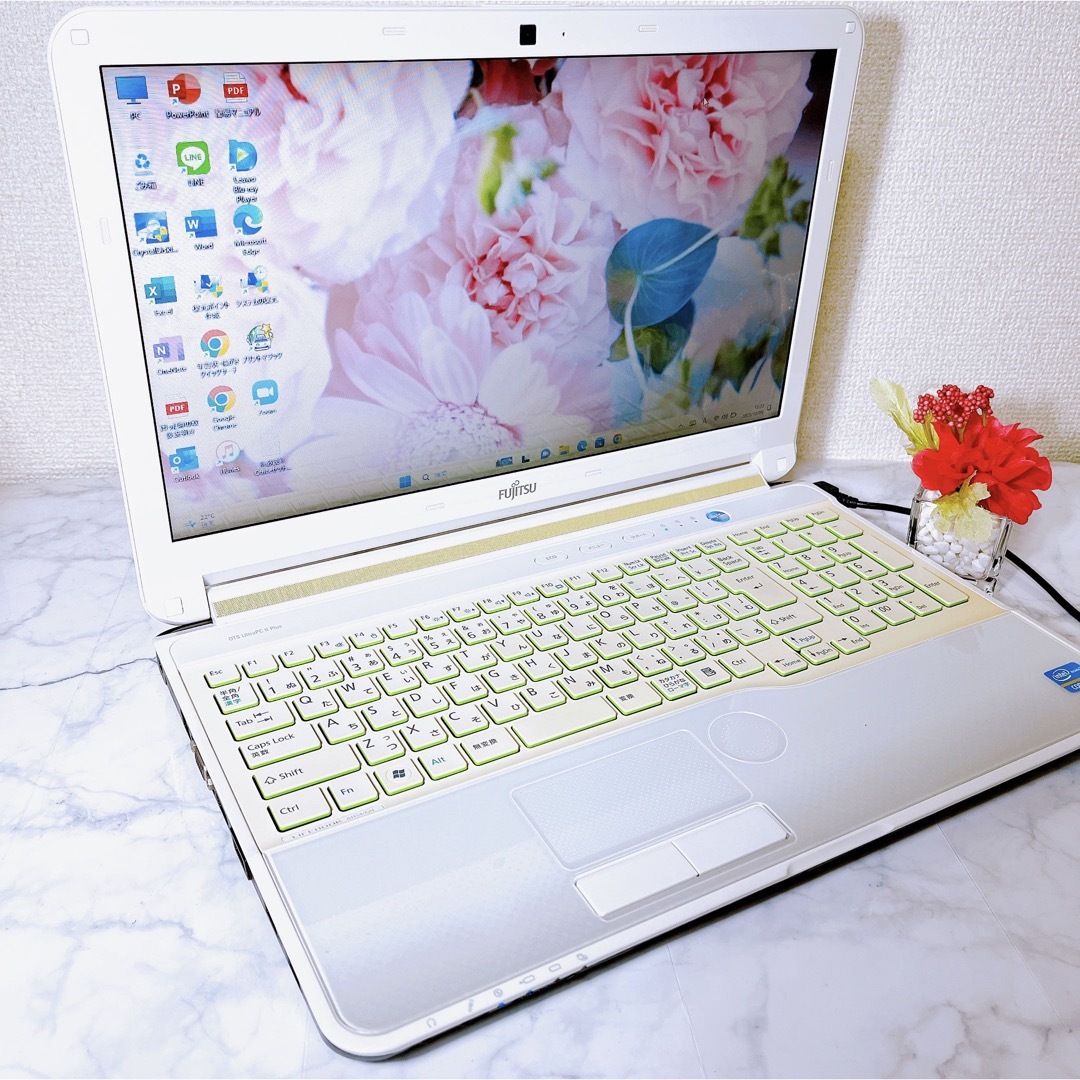 富士通ノートパソコン　爆速SSD 人気のホワイト