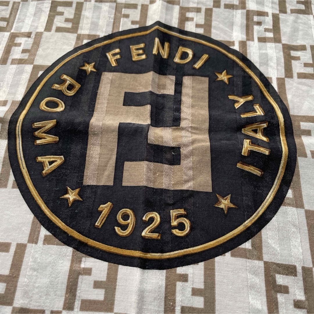 FENDI フェンディ 大判ハンカチ スカーフ ズッカ ロゴ FENDI ズッカ柄 ゴールド チェーン ロゴ ハンカチ フェンディ
