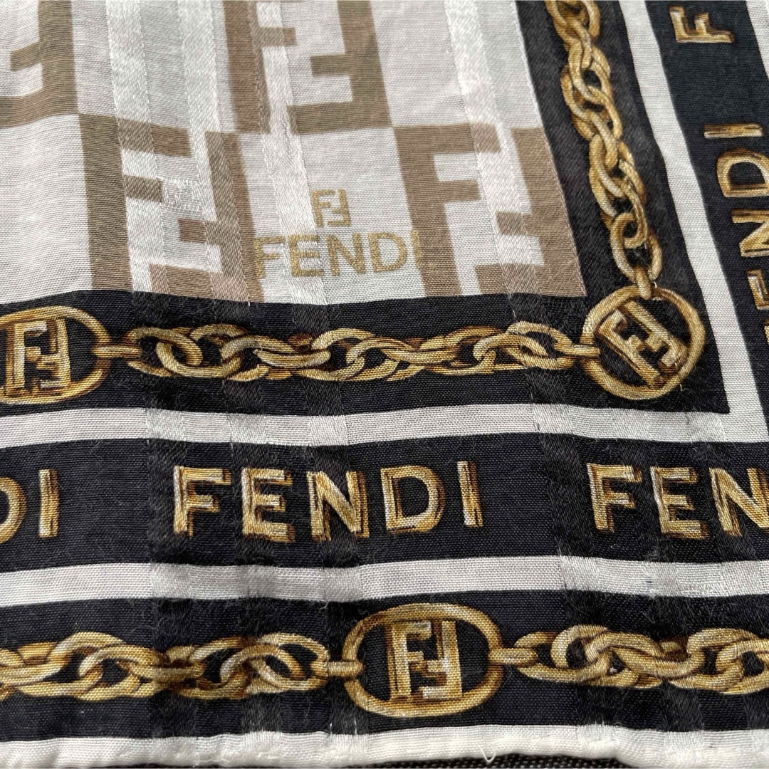 FENDI フェンディ 大判ハンカチ スカーフ ズッカ ロゴ FENDI ズッカ柄 ゴールド チェーン ロゴ ハンカチ フェンディ