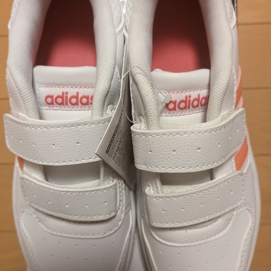 adidas(アディダス)の新品タグ付きアディダス２足組スニーカー キッズ/ベビー/マタニティのキッズ靴/シューズ(15cm~)(スニーカー)の商品写真