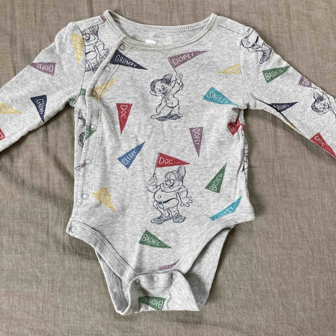 babyGAP(ベビーギャップ)のGAP　ディズニー　肌着　ボティスーツ　60㎝  2着セット　長袖　前開き キッズ/ベビー/マタニティのベビー服(~85cm)(肌着/下着)の商品写真