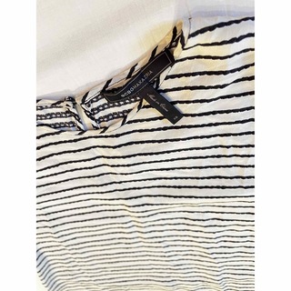 ビーシービージーマックスアズリア(BCBGMAXAZRIA)のBCBGMAXAZRIA シルク100% バックスリット変形Tシャツ　XS(Tシャツ(半袖/袖なし))