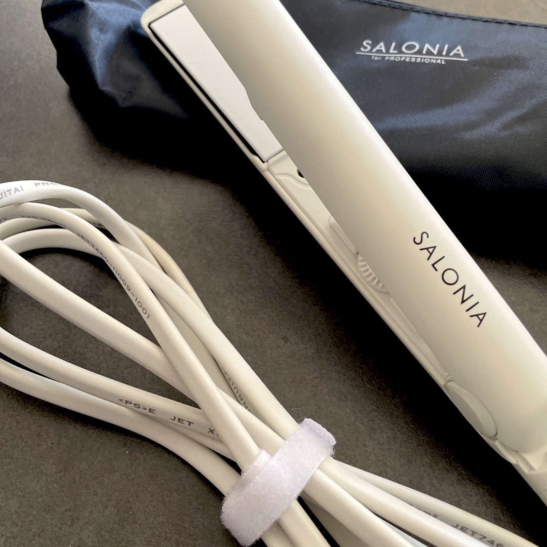 SALONIA ミニストレートアイロン（耐熱ポーチ付き） スマホ/家電/カメラの美容/健康(ヘアアイロン)の商品写真