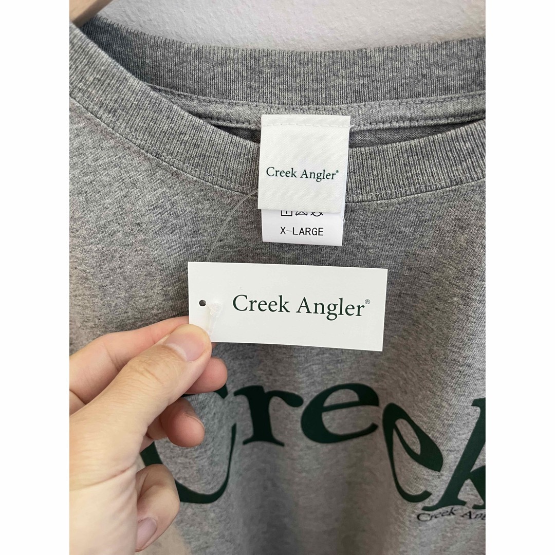 1LDK SELECT(ワンエルディーケーセレクト)のCreek angler's device タグ付きTシャツ メンズのトップス(Tシャツ/カットソー(半袖/袖なし))の商品写真