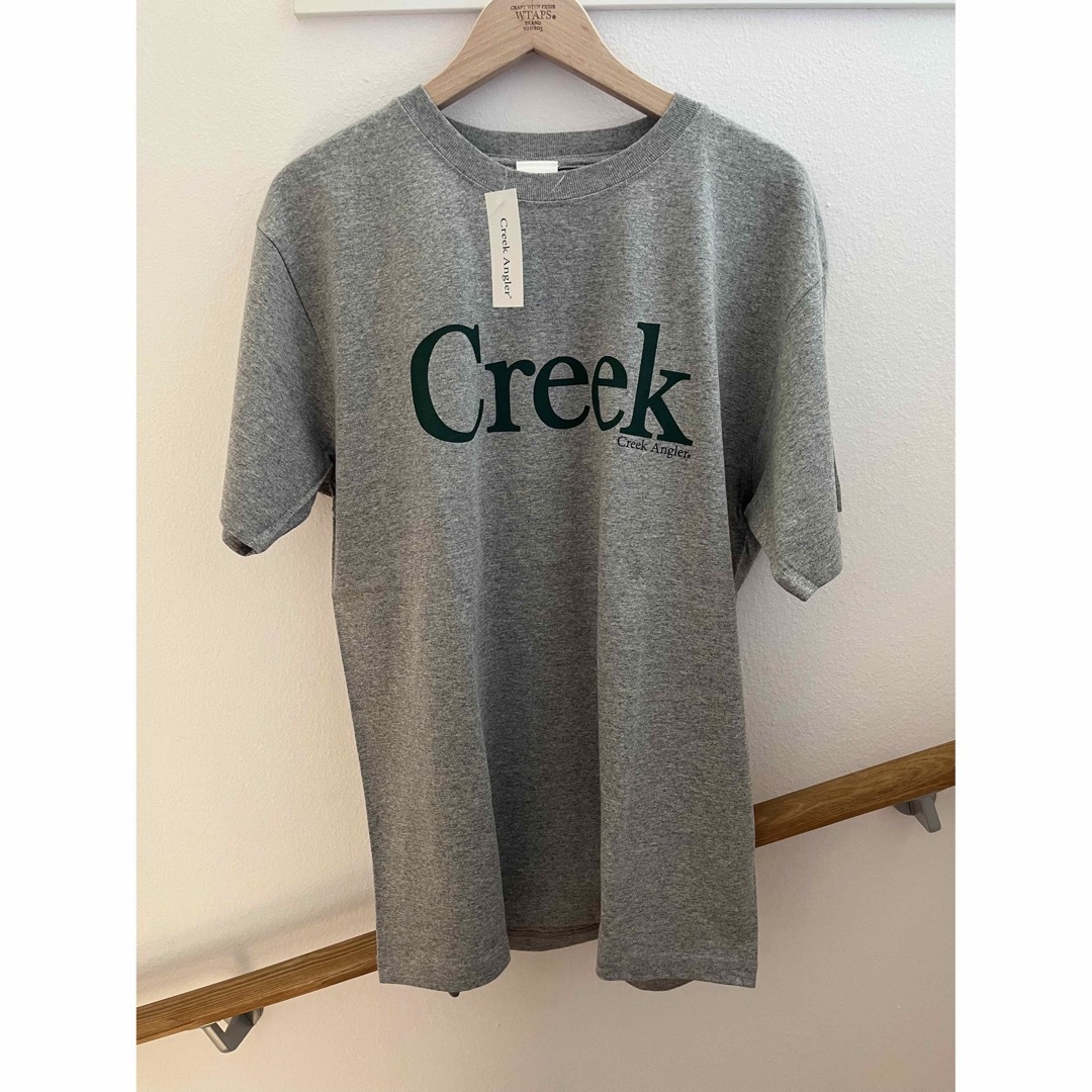 1LDK SELECT(ワンエルディーケーセレクト)のCreek angler's device タグ付きTシャツ メンズのトップス(Tシャツ/カットソー(半袖/袖なし))の商品写真