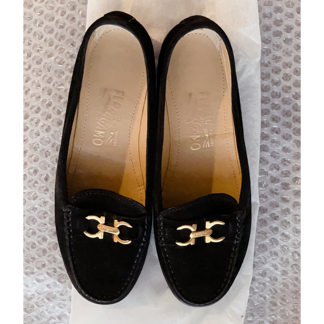 Salvatore Ferragamo(サルヴァトーレフェラガモ)のフェラガモスエード黒パンプスモカシン レディースの靴/シューズ(ローファー/革靴)の商品写真