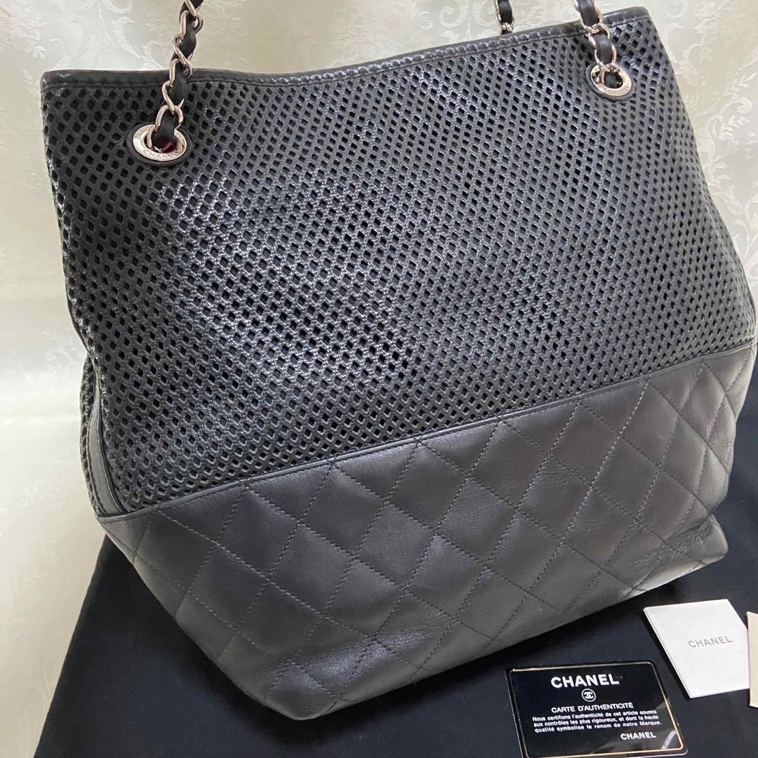 ショルダー高さ25cm【美品】CHANEL シャネル　ココマーク パンチングレザー チェーンバッグ 黒