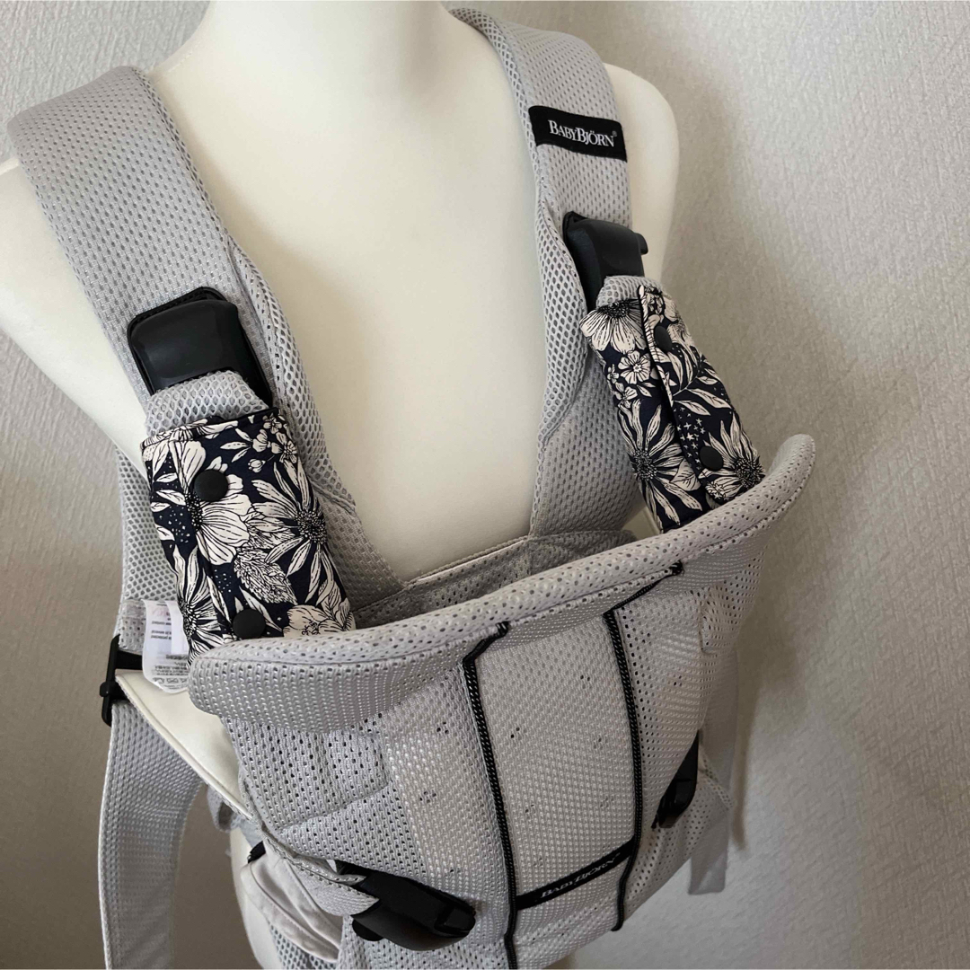 BABYBJORN(ベビービョルン)の抱っこ紐よだれカバー　よだれパッド　ハンドメイド　花柄　リバーシブル キッズ/ベビー/マタニティの外出/移動用品(抱っこひも/おんぶひも)の商品写真