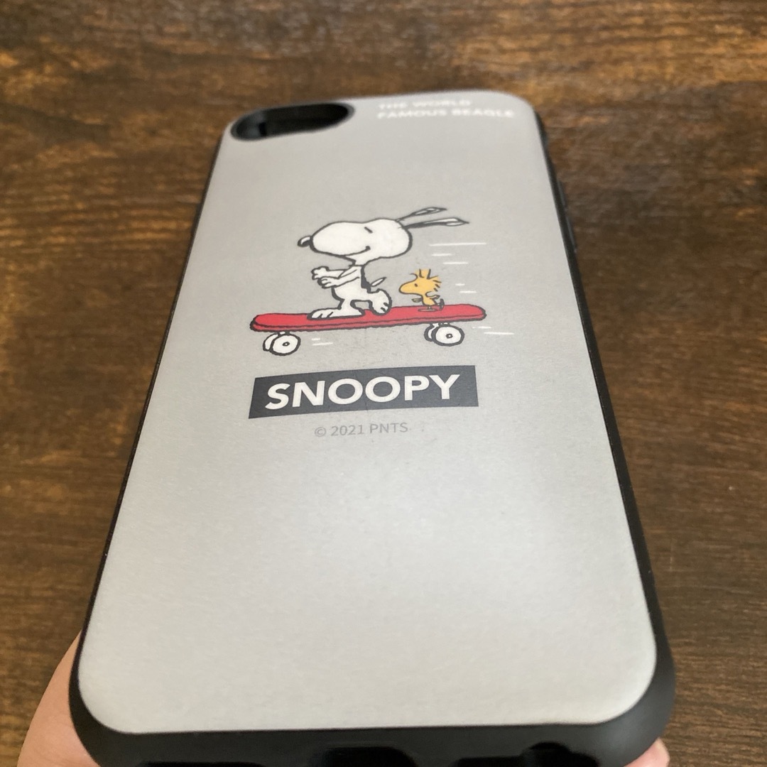 SNOOPY(スヌーピー)のスヌーピー IIIIfiti  iPhoneSE 8.7.6ケース スマホ/家電/カメラのスマホアクセサリー(iPhoneケース)の商品写真