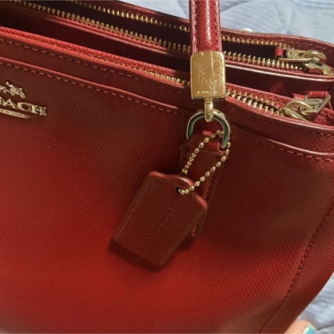 COACH(コーチ)の秋冬にぴったり！　コーチ　赤　バッグ レディースのバッグ(ハンドバッグ)の商品写真