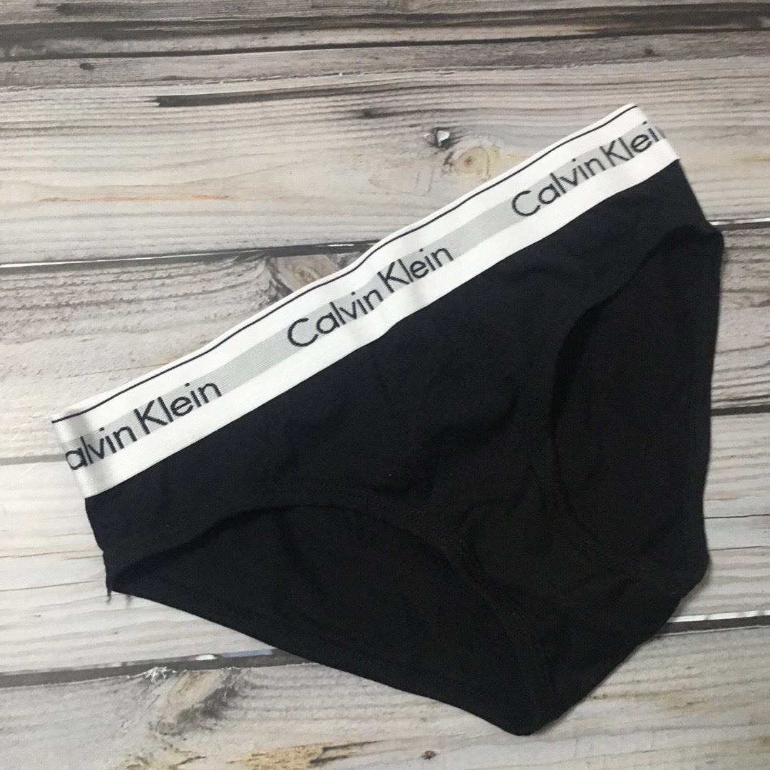 ck Calvin Klein(シーケーカルバンクライン)のカルバンクライン　レディース上下セット　クロスブラ×ショーツ　ブラック　Sサイズ レディースの下着/アンダーウェア(ブラ&ショーツセット)の商品写真