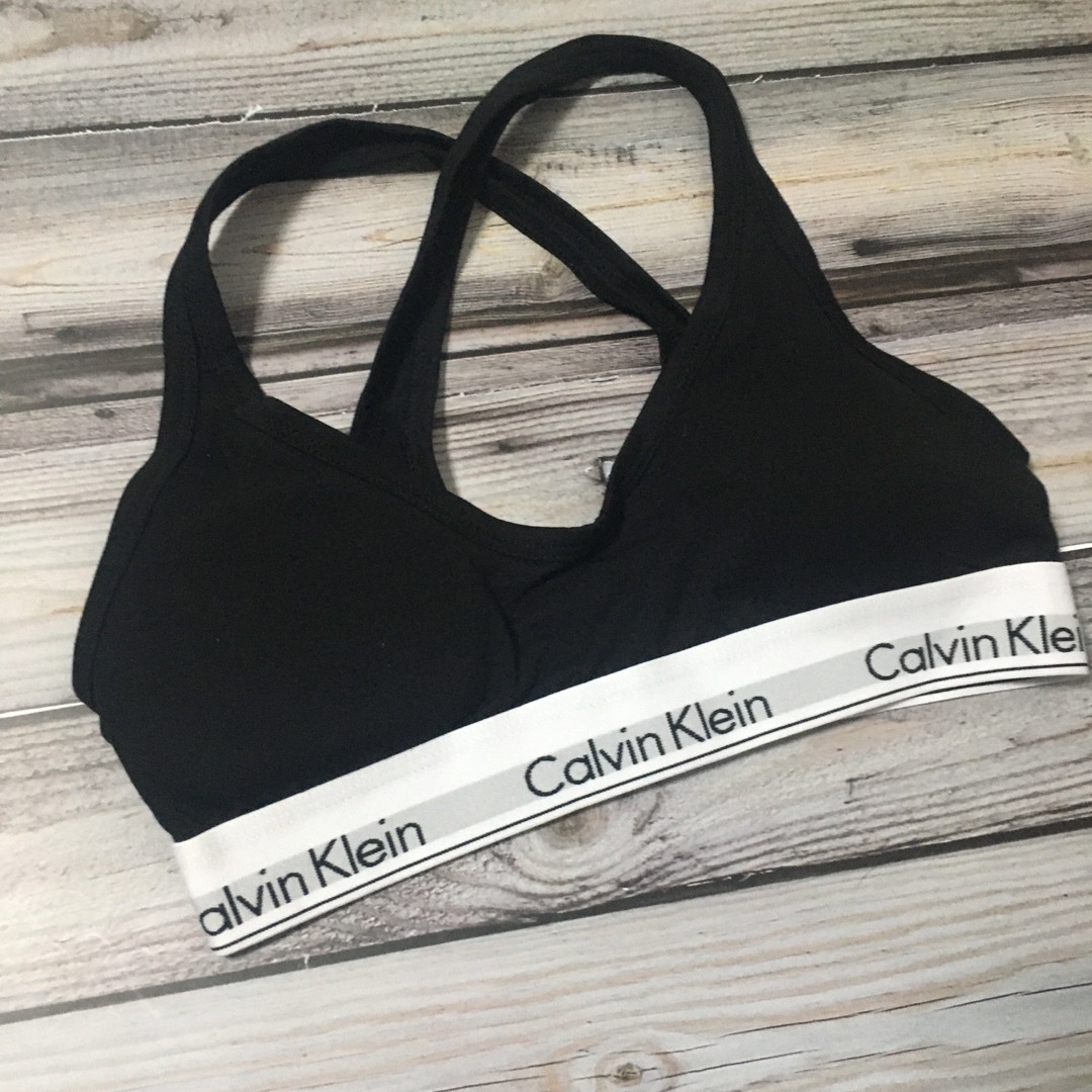 ck Calvin Klein(シーケーカルバンクライン)のカルバンクライン　レディース上下セット　クロスブラ×ショーツ　ブラック　Sサイズ レディースの下着/アンダーウェア(ブラ&ショーツセット)の商品写真