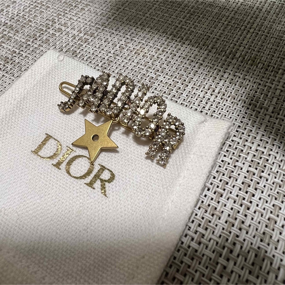 Dior(ディオール)のDior ディオール 髪留め 星 ストーン ゴールド 布袋付き レディースのヘアアクセサリー(バレッタ/ヘアクリップ)の商品写真