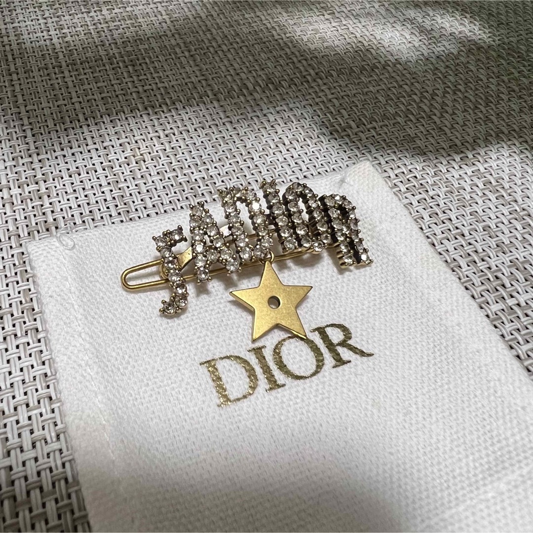 Dior(ディオール)のDior ディオール 髪留め 星 ストーン ゴールド 布袋付き レディースのヘアアクセサリー(バレッタ/ヘアクリップ)の商品写真