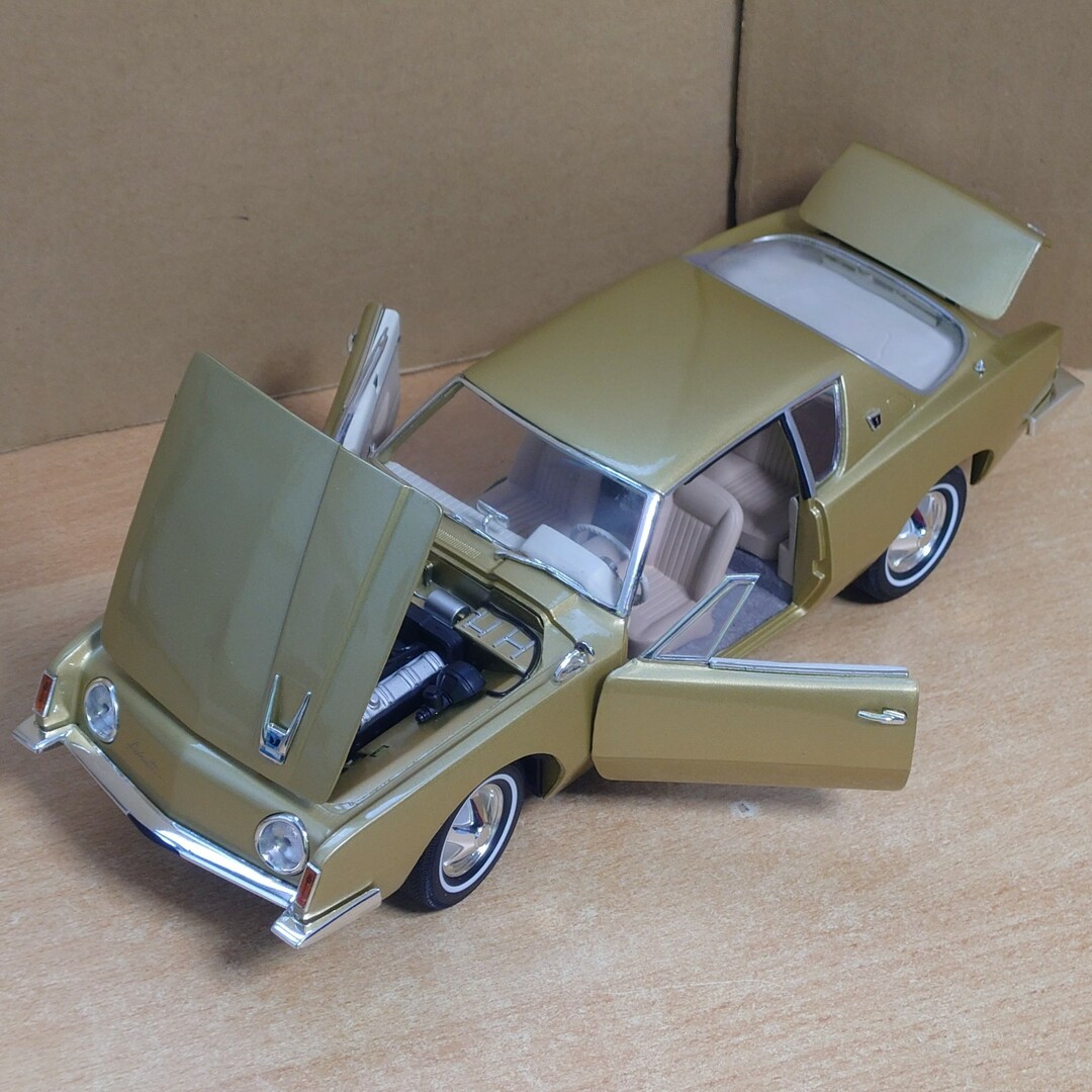 1/18 スチュードベーカー・アヴァンティ 1963 Avanti ゴールド