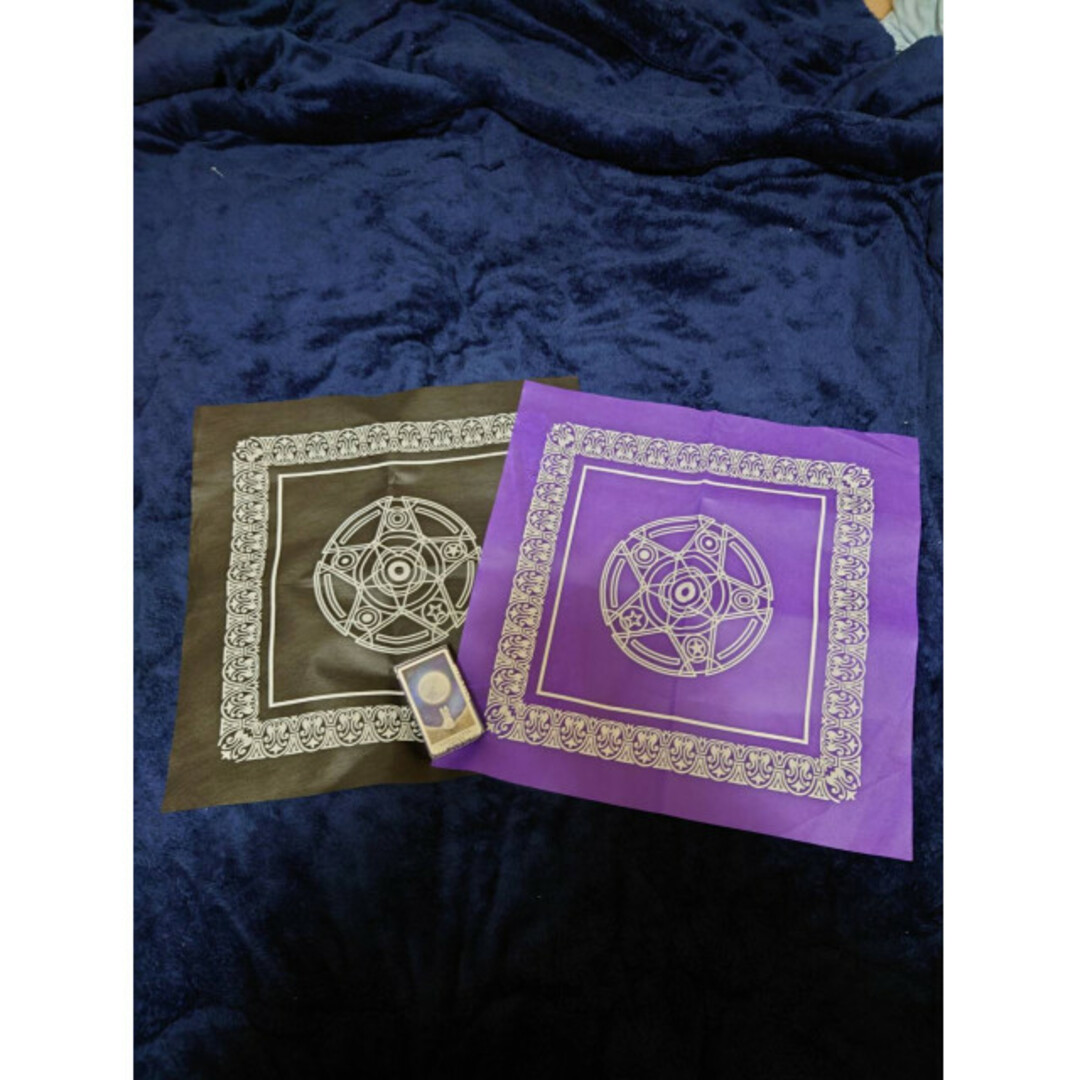 タロットクロス　2枚　黒　紫　タロットカード　84枚　うさぎ　月　占い　占術 エンタメ/ホビーのテーブルゲーム/ホビー(トランプ/UNO)の商品写真