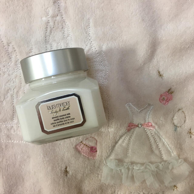 laura mercier(ローラメルシエ)のlaura mercier ローラメルシエ クリーム アーモンドココナッツミルク コスメ/美容のボディケア(ボディクリーム)の商品写真