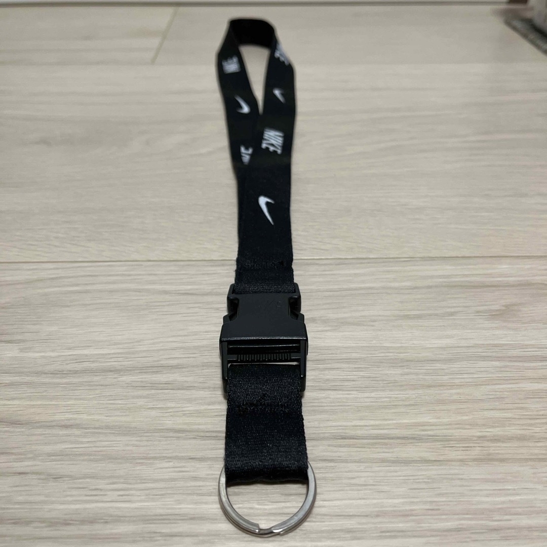 NIKE(ナイキ)のNIKE DETACHABLE LANYARD  首掛けストラップ 取り外し可能 スマホ/家電/カメラのスマホアクセサリー(ネックストラップ)の商品写真