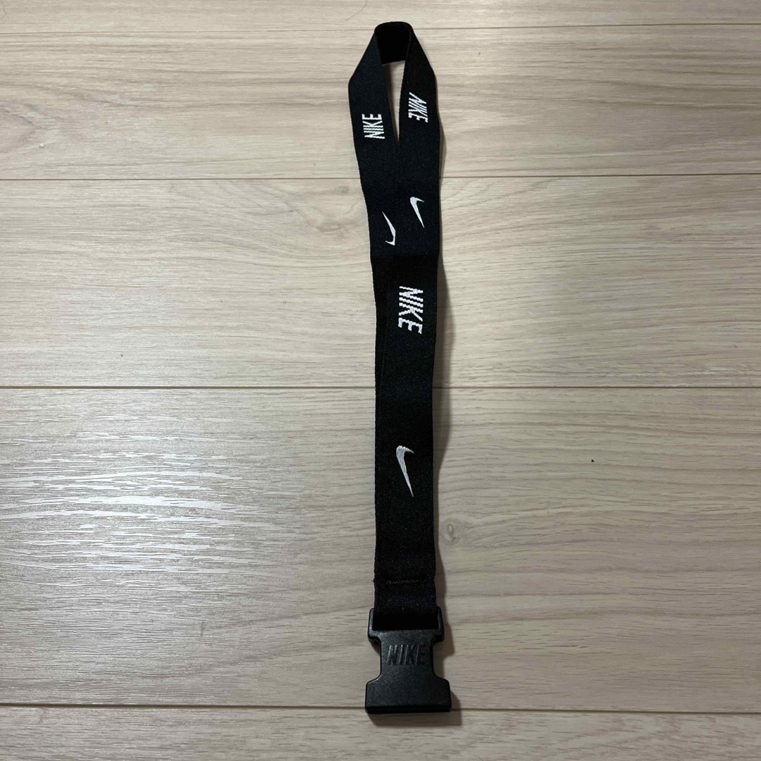 NIKE(ナイキ)のNIKE DETACHABLE LANYARD  首掛けストラップ 取り外し可能 スマホ/家電/カメラのスマホアクセサリー(ネックストラップ)の商品写真