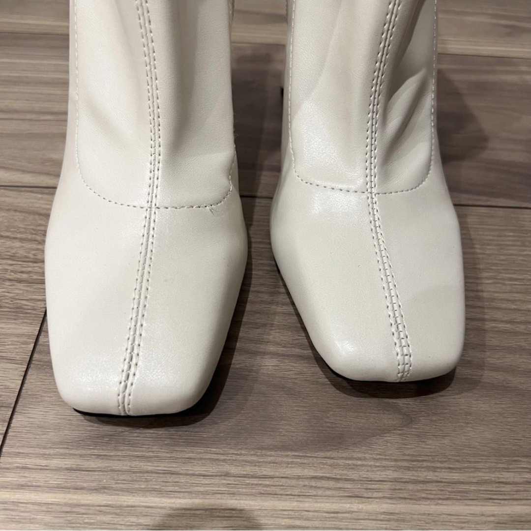 ZARA(ザラ)のZARA  ブーツ　35（22.5cm）アイボリー　ホワイト レディースの靴/シューズ(ブーツ)の商品写真
