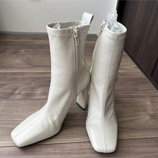 ザラ(ZARA)のZARA  ブーツ　35（22.5cm）アイボリー　ホワイト(ブーツ)