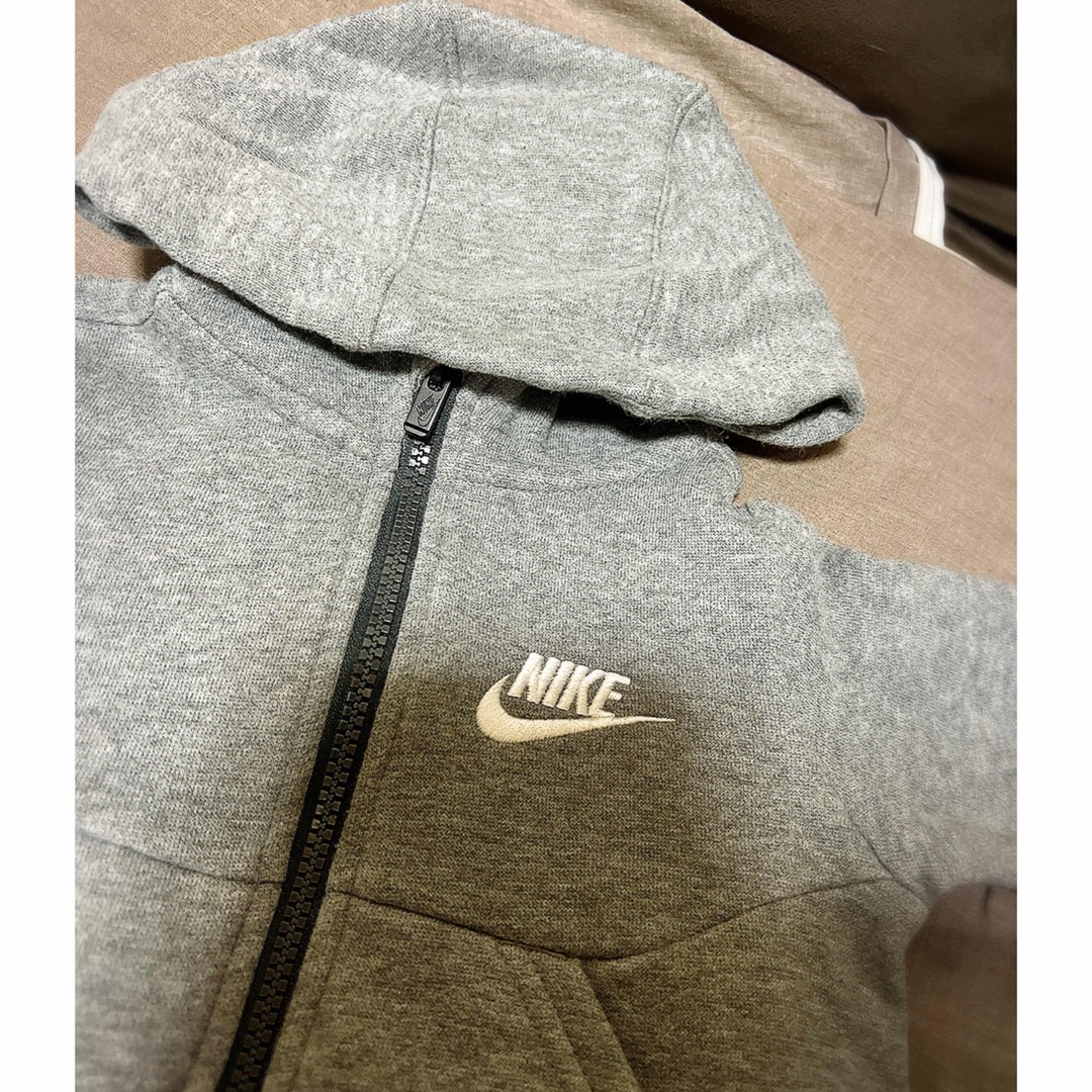 NIKE(ナイキ)のNIKE グレーパーカー キッズ/ベビー/マタニティのキッズ服男の子用(90cm~)(ジャケット/上着)の商品写真