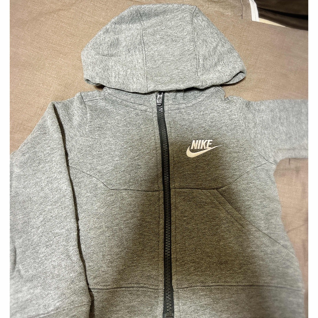 NIKE(ナイキ)のNIKE グレーパーカー キッズ/ベビー/マタニティのキッズ服男の子用(90cm~)(ジャケット/上着)の商品写真