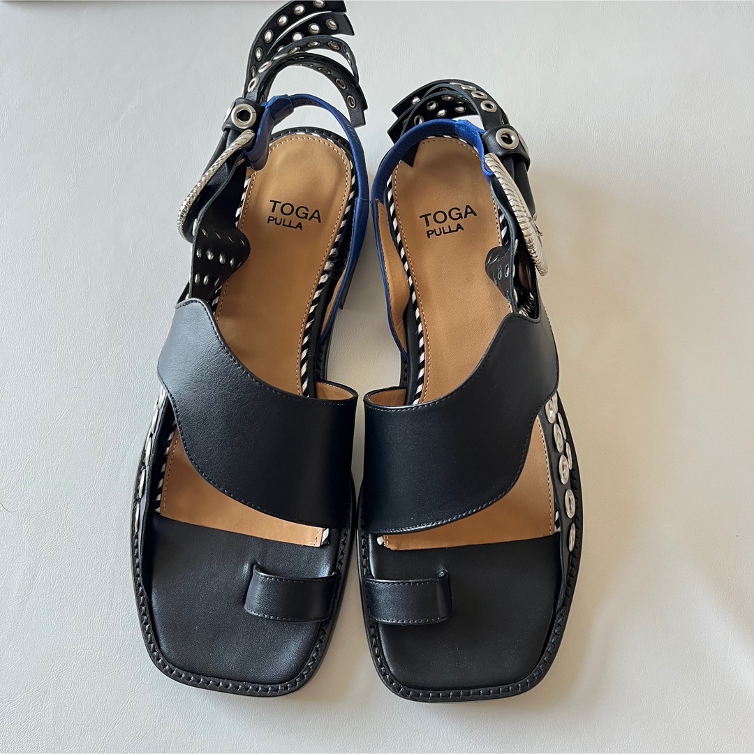 TOGA PULLA(トーガプルラ)の【新品】TOGA PULLA レザーサンダル　37 スタッズ　ブラック レディースの靴/シューズ(サンダル)の商品写真