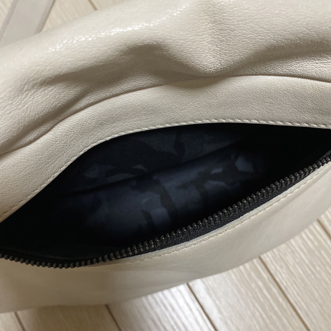 ジミーチュウJIMMY CHOOレザーボディバッグ白 ジミーチュウJIMMY CHOOレザーボディバッグ白