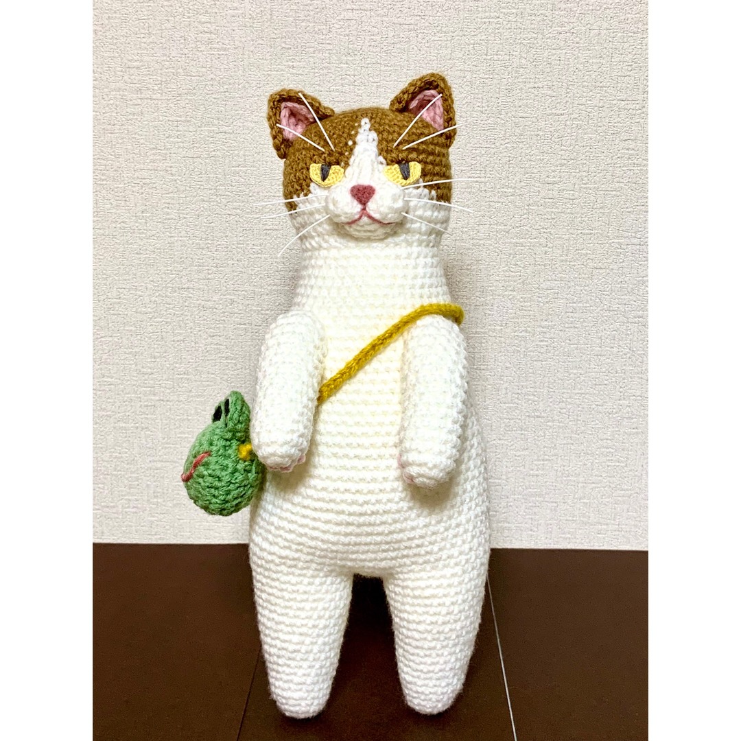 茶白猫さんのあみぐるみ（カエルさんポシェット付き） ハンドメイドのぬいぐるみ/人形(あみぐるみ)の商品写真