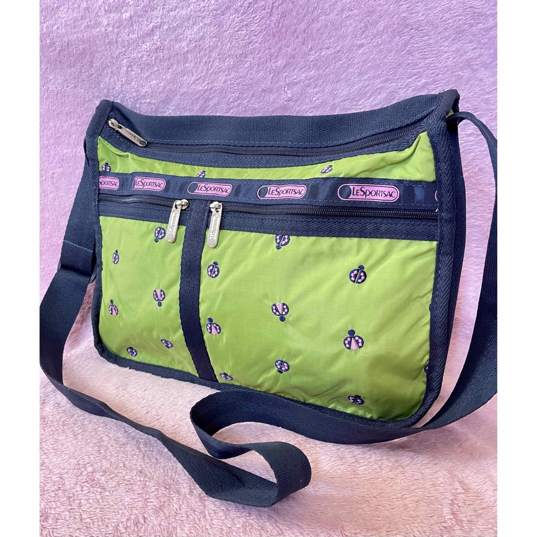 LeSportsac(レスポートサック)の未使用に近い美品✨　レスポ　グリーン　てんとう虫柄　DXショルダーバッグ レディースのバッグ(ショルダーバッグ)の商品写真