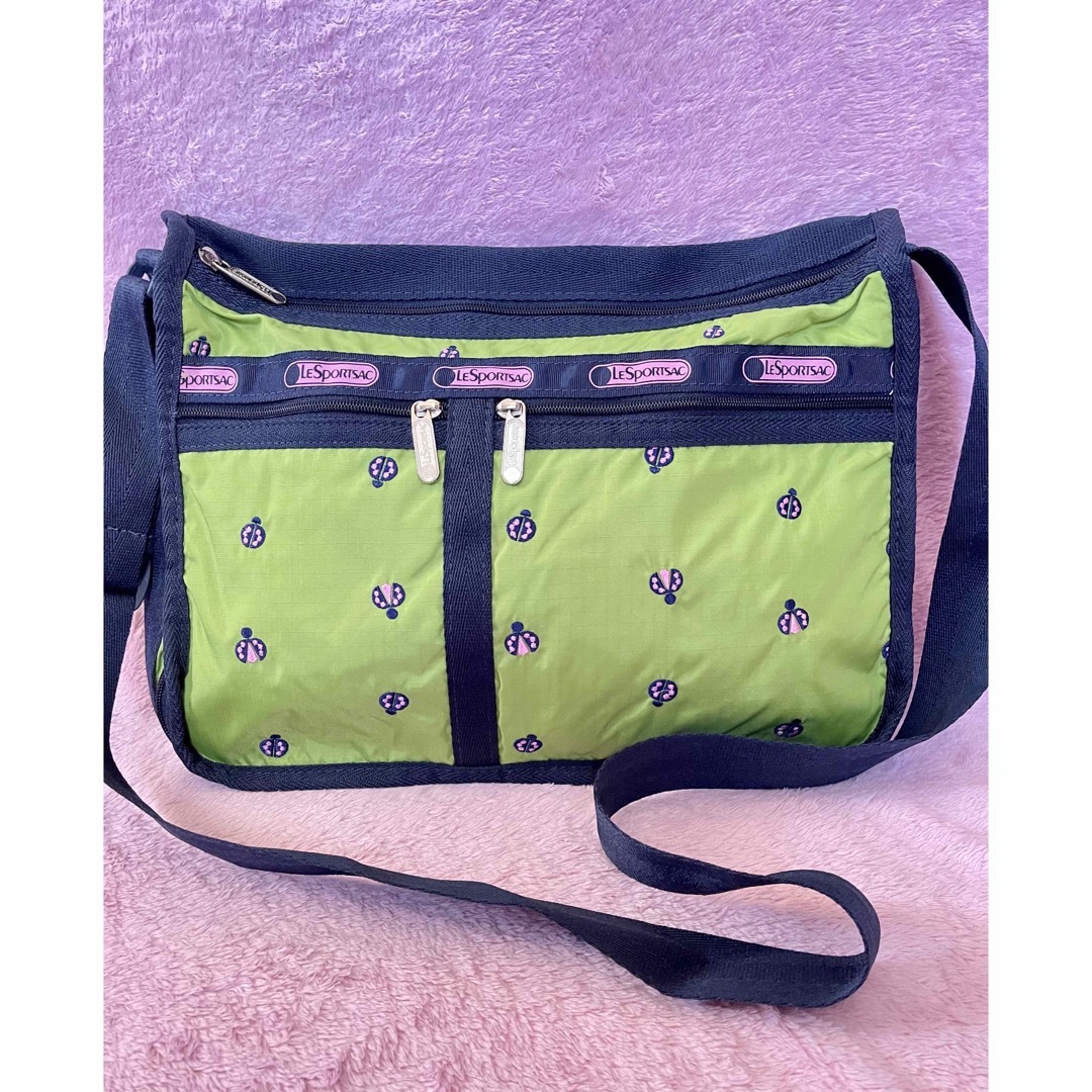 LeSportsac(レスポートサック)の未使用に近い美品✨　レスポ　グリーン　てんとう虫柄　DXショルダーバッグ レディースのバッグ(ショルダーバッグ)の商品写真