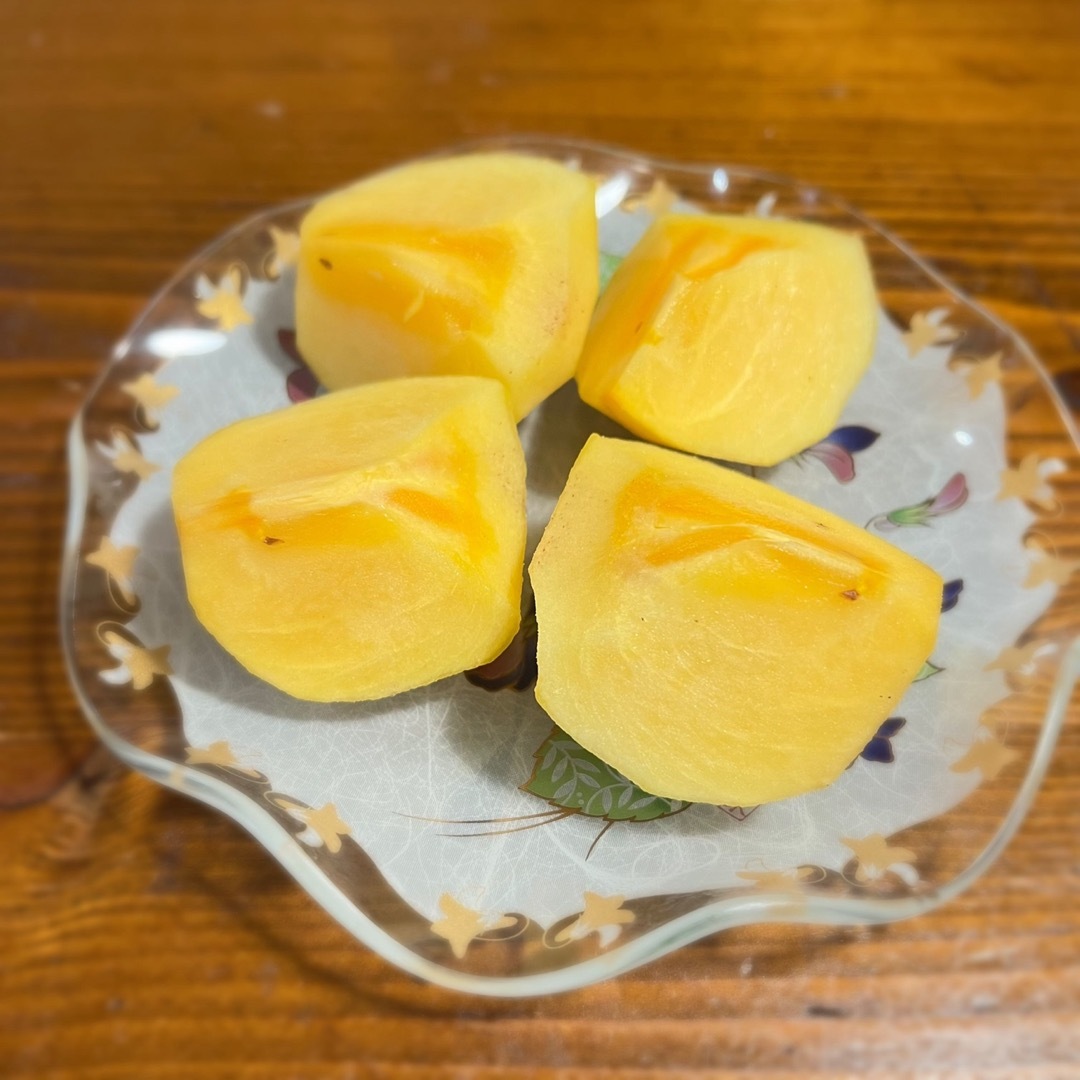 奈良県産　種無し柿　刀根柿　甘い　家庭用 食品/飲料/酒の食品(フルーツ)の商品写真