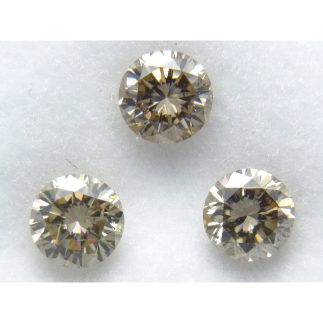 ホワイト・薄目のブラウンカラー系 SI~Iクラス 合計0.78ct ダイヤ-
