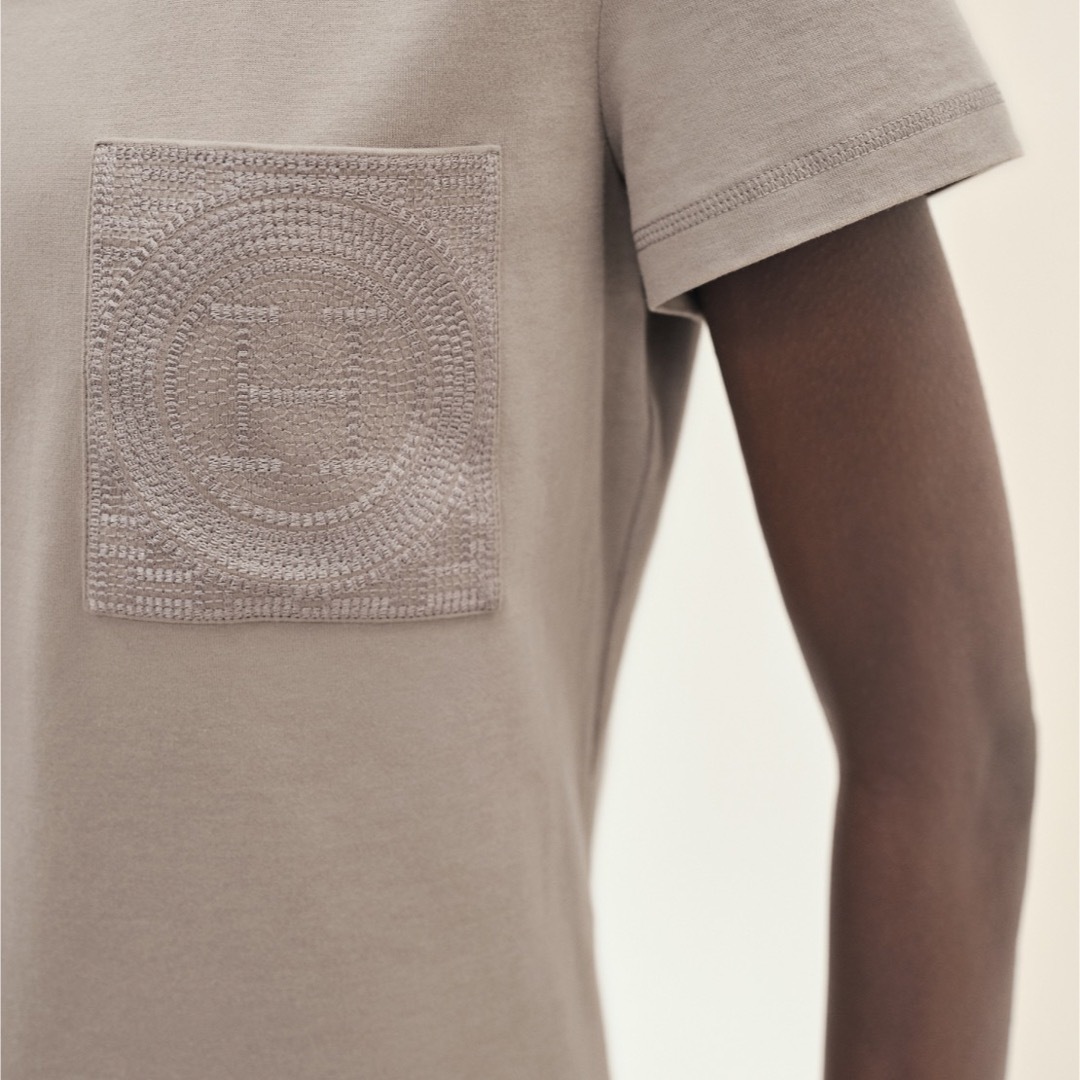 【新品・未使用】エルメス Tシャツ 刺繍入りポケット エトゥープ 2023AW