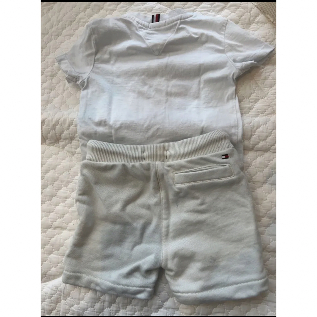 TOMMY HILFIGER(トミーヒルフィガー)のトミーヒルフィガー　パンツ　Tシャツセット キッズ/ベビー/マタニティのベビー服(~85cm)(Ｔシャツ)の商品写真