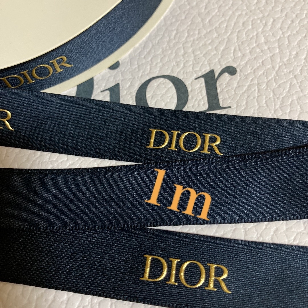Christian Dior(クリスチャンディオール)のDior/2021✨クリスマス限定✨ネイビー&ゴールドロゴリボン【幅2㎝×1m】 インテリア/住まい/日用品のオフィス用品(ラッピング/包装)の商品写真