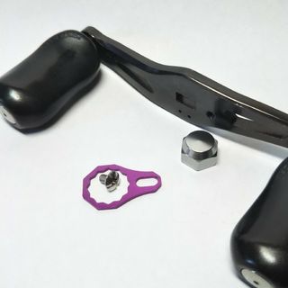 シマノ(SHIMANO)のベイトリール用　リテーナー　ハンドルロックプレートと固定ネジ　パープル(リール)