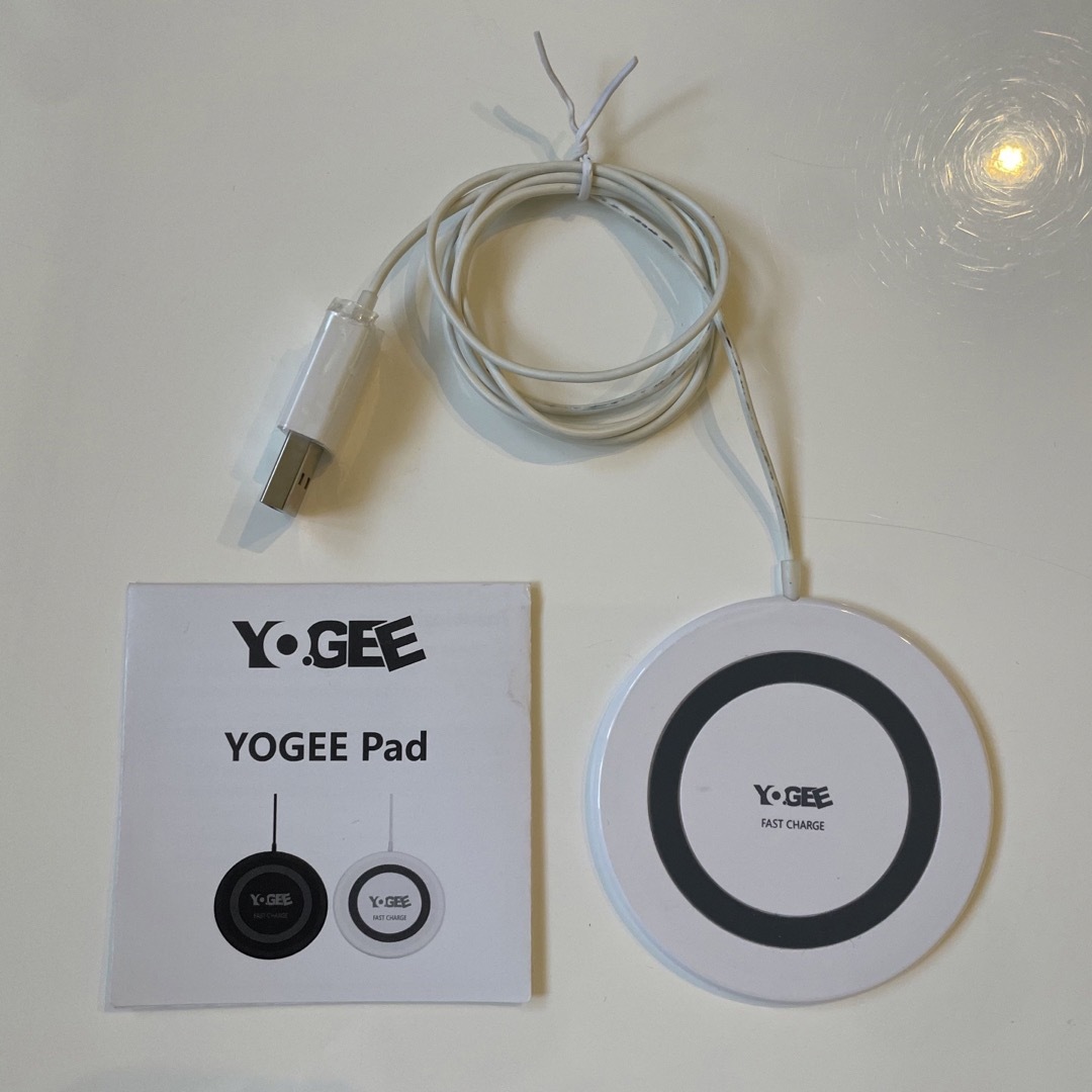 YOGEE ワイヤレス充電器 ホワイト YG-FC-WH スマホ/家電/カメラのスマートフォン/携帯電話(バッテリー/充電器)の商品写真