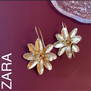 ザラ(ZARA)のザラ　ピアス　ゴールド　ZARA フラワー　花　モチーフ　フープ　アクセサリー　(ピアス)