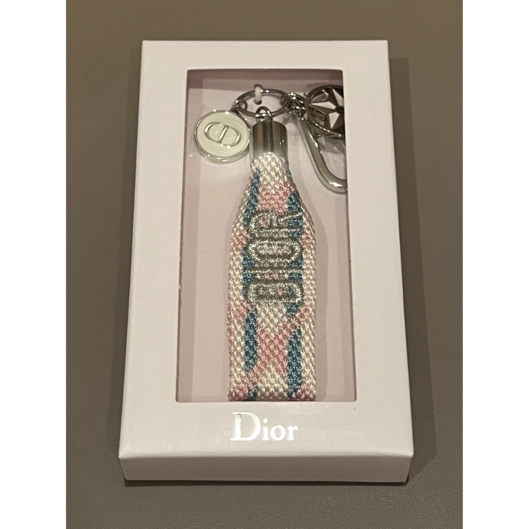 Dior(ディオール)のDIOR ディオール ミサンガ キーホルダー ストラップ 限定 非売品 ピンク レディースのファッション小物(キーホルダー)の商品写真