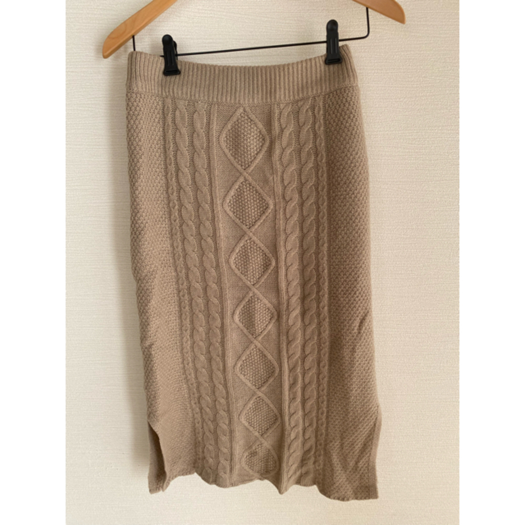 rps(アルピーエス)のrps ケーブル編みタイトスカート　ニットスカート　ニットタイトスカート レディースのスカート(ひざ丈スカート)の商品写真