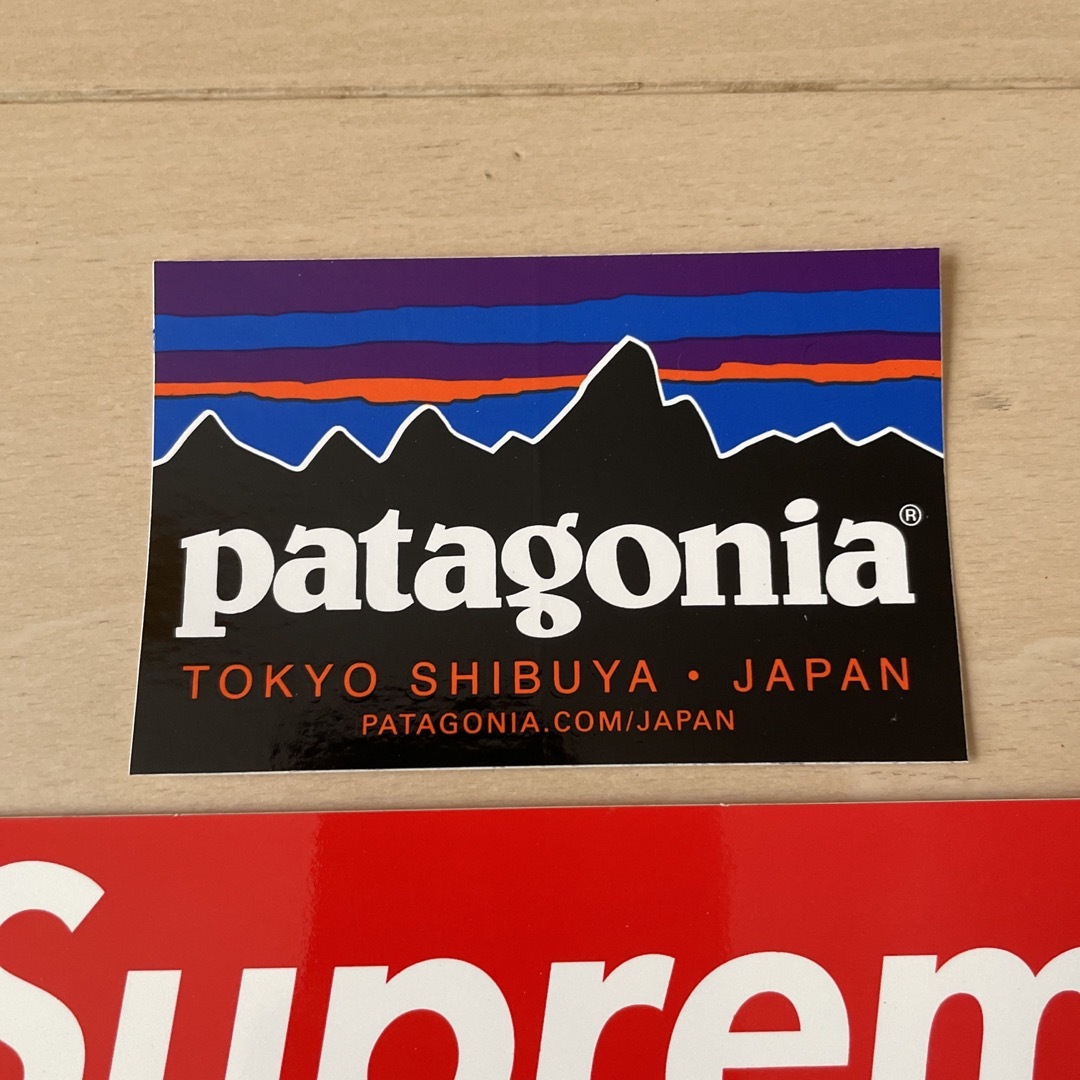 patagonia(パタゴニア)のシュプリーム & パタゴニア（渋谷）　ステッカー2枚セット メンズのファッション小物(その他)の商品写真