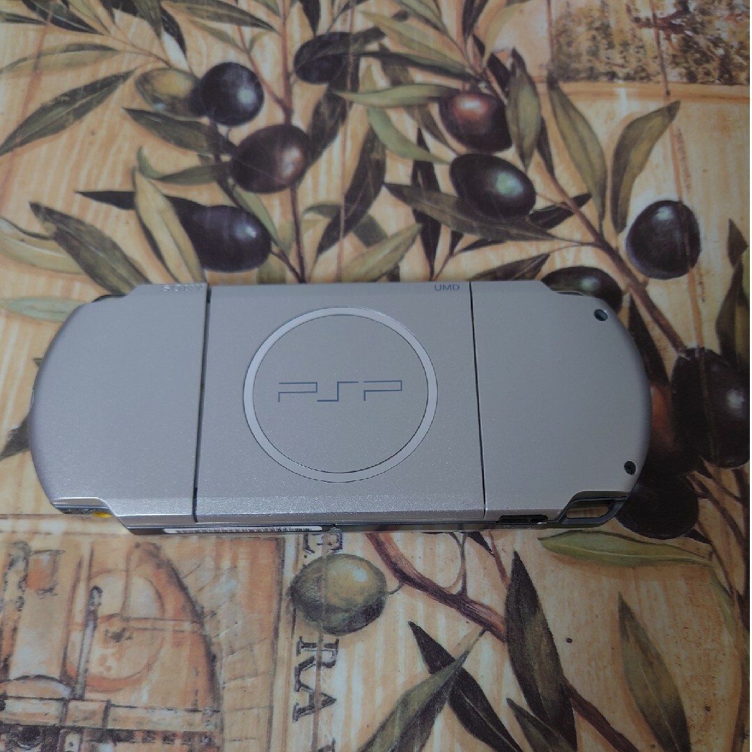 PlayStation Portable(プレイステーションポータブル)のSONY PlayStationPortable PSP-3000 シルバー エンタメ/ホビーのゲームソフト/ゲーム機本体(携帯用ゲーム機本体)の商品写真