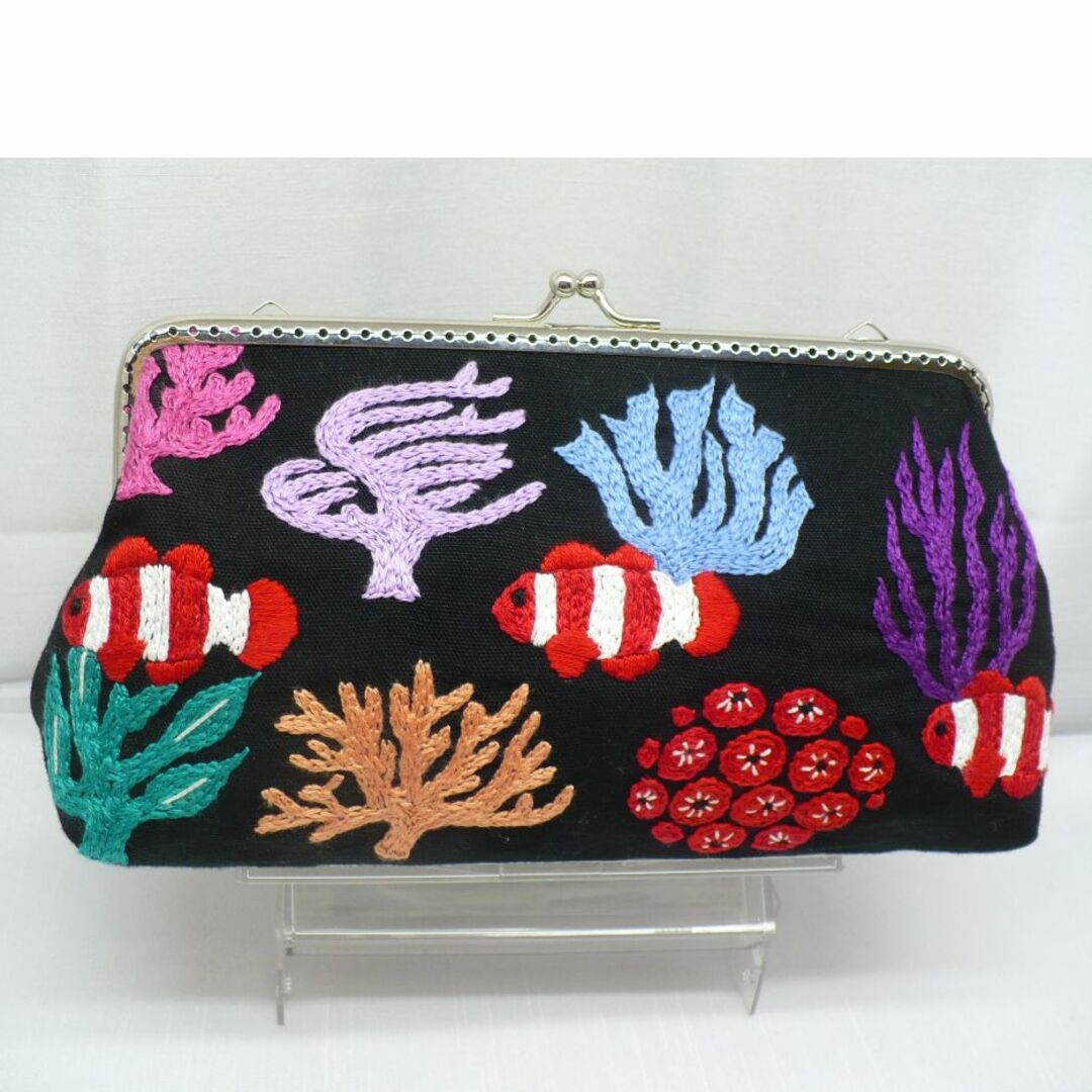 刺繍がま口ポーチ（サンゴとクマノミ） ハンドメイドのファッション小物(ポーチ)の商品写真