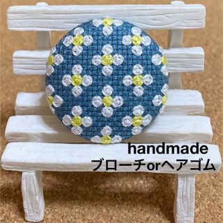 ハンドメイド　地刺し　くるみボタン　小花　ブローチ　ヘアゴム　刺繍　ブルー×白(その他)